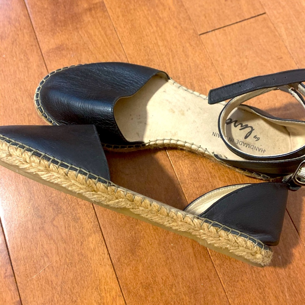 Flat sandal black
